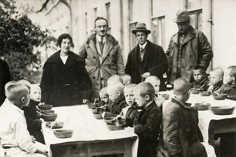 Дети получают питание от Американского комитета в Казани, 1921–1922 годы. Архивное фото