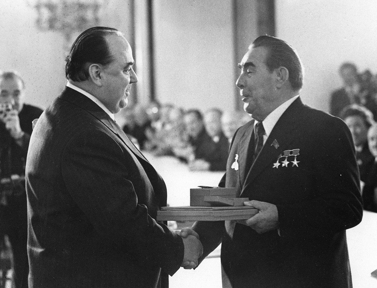 Брежнев вручает награду Цвигуну. Фото из семейного архива