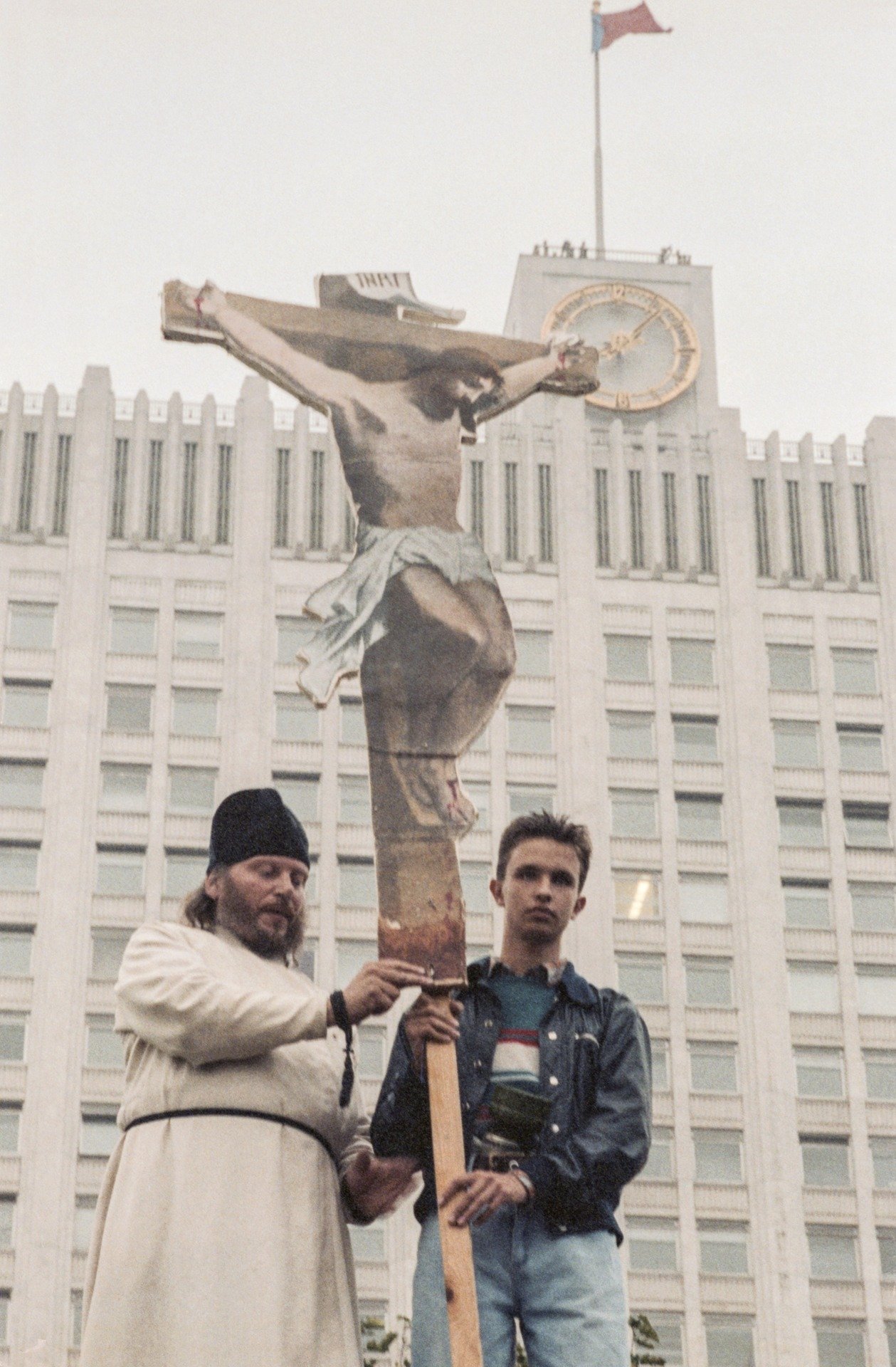 Митинг 20 августа 1991 года у здания Верховного Совета РСФСР. Фото: Сергей Мамонтов / Фотохроника ТАСС