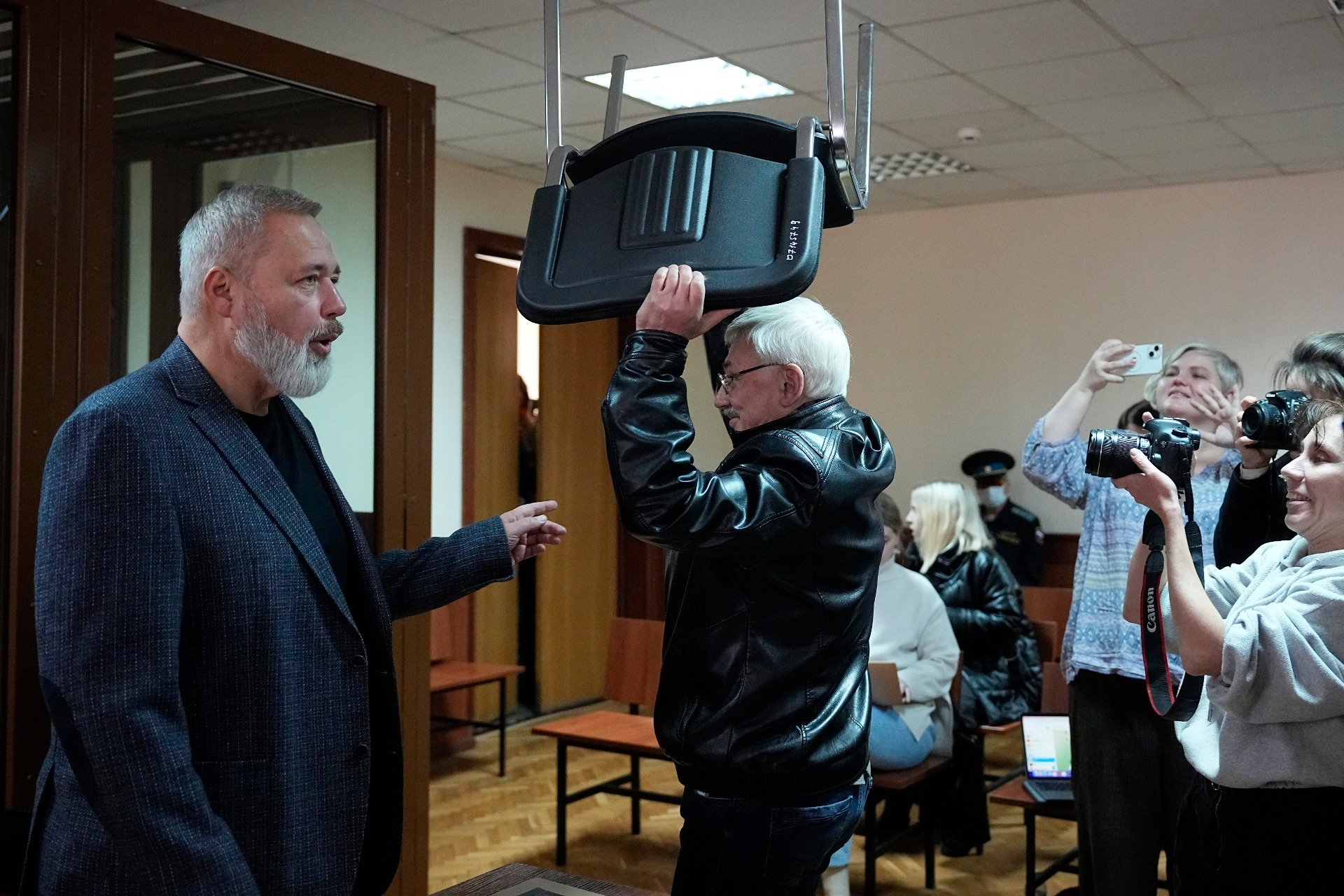 Олег Орлов и Дмитрий Муратов** перед началом судебного заседания. Фото: AP / TASS