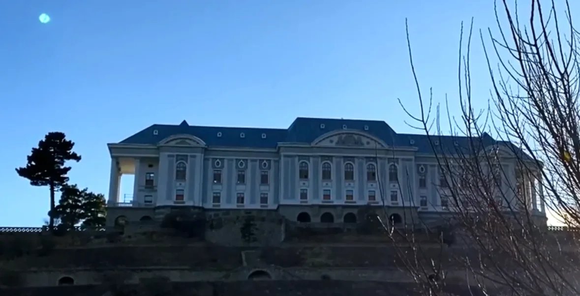 Дворец, где во время штурма был убит диктатор Амин. До 2010-х дворец находился в разрушенном состоянии. Скриншот