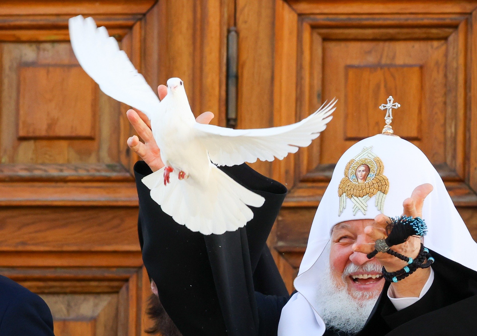 Патриарх Кирилл выпускает голубя в небо в честь праздника Благовещения Пресвятой Богородицы. Фото: Вячеслав Прокофьев /ТАСС
