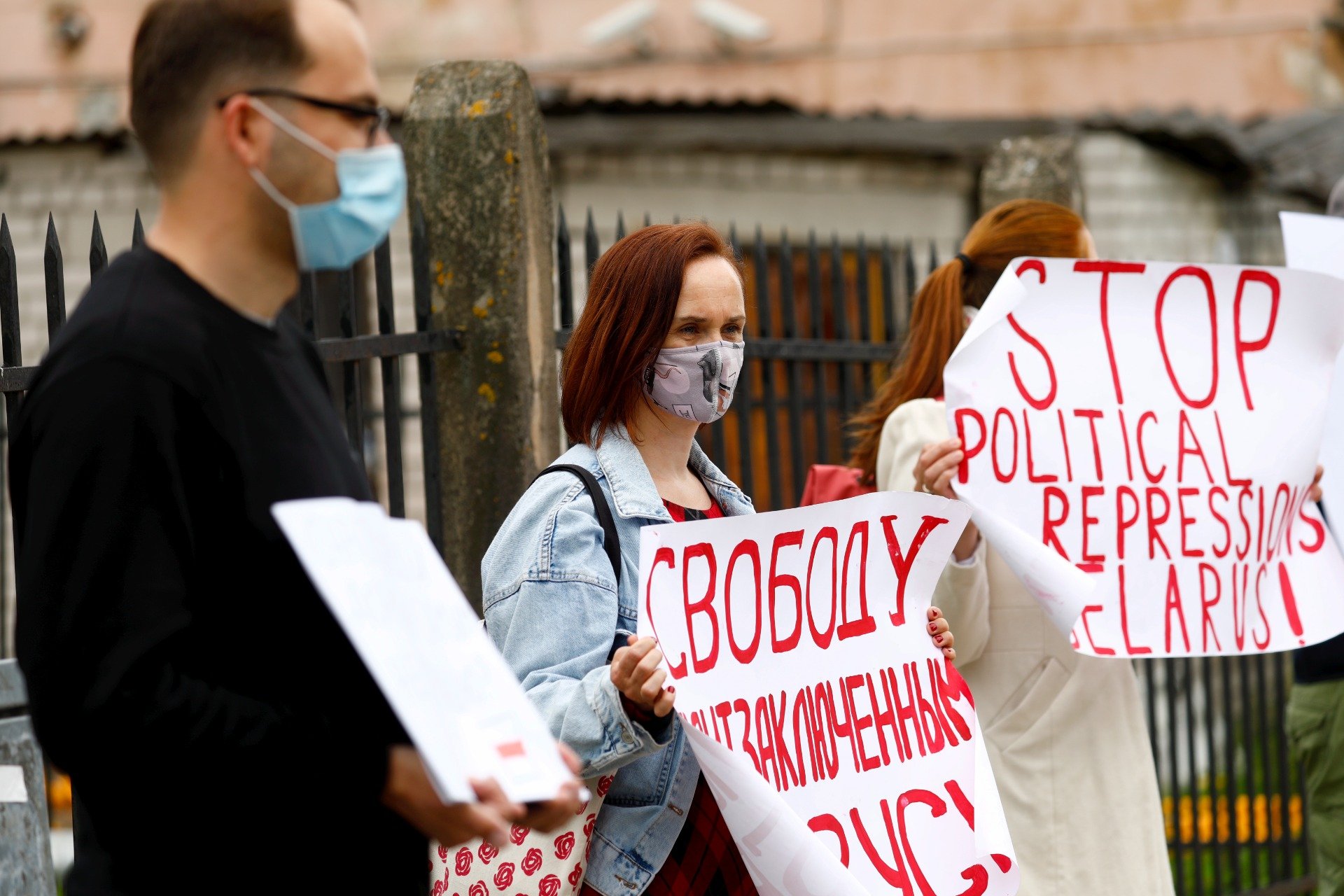 Акция в поддержку Романа Протасевича и Софии Сапега, задержанных в Минске, у здания посольства Белоруссии в Риге. Фото: EPA