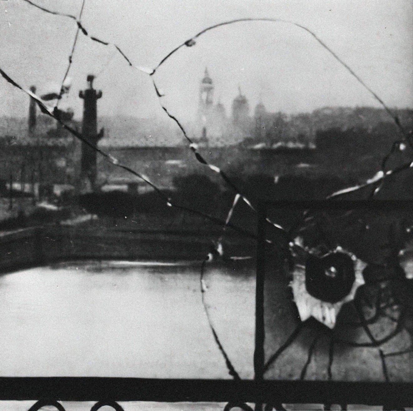 След от пули в окне Зимнего дворца. Петроград, октябрь 1917 года. Фото: МАММ / МДФ