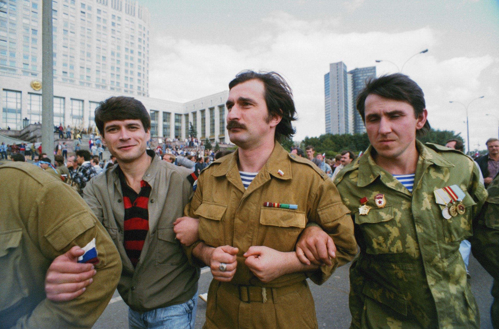 20 августа, 1991 года. Участники путча у Белого дома. Фото: Сергей Мамонтов / Фотохроника ТАСС