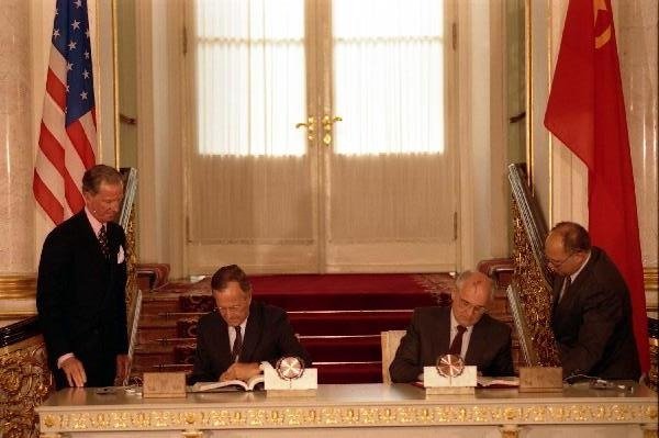 Джордж Буш-старший и Михаил Горбачев подписывают Договор о сокращении стратегических наступательных вооружений (ДСНВ-1). Фото: Википедия