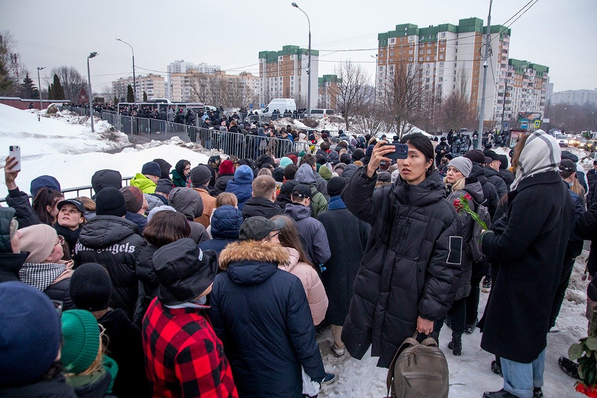 Очередь из пришедших проститься с Алексеем Навальным. Фото: Алексей Душутин / «Новая газета»