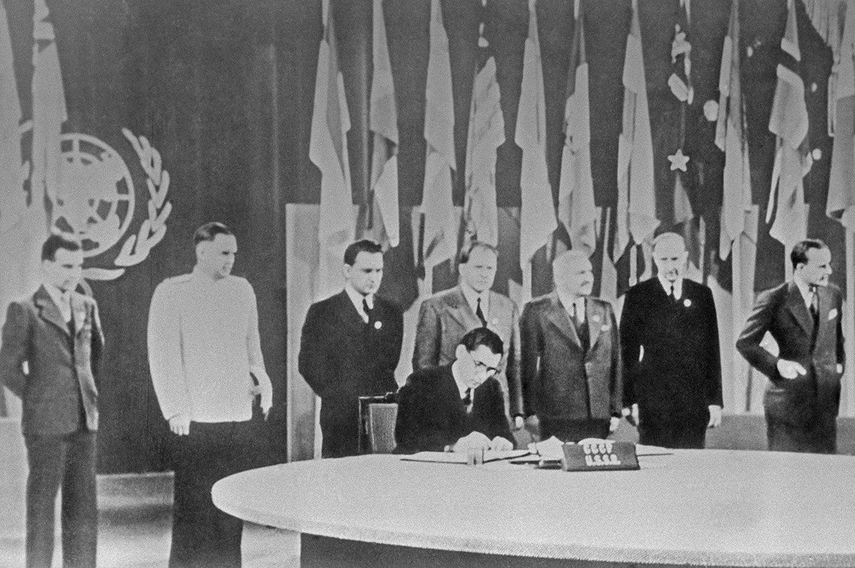 Посол СССР в США Андрей Громыко подписывает Устав ООН. Фото: ТАСС