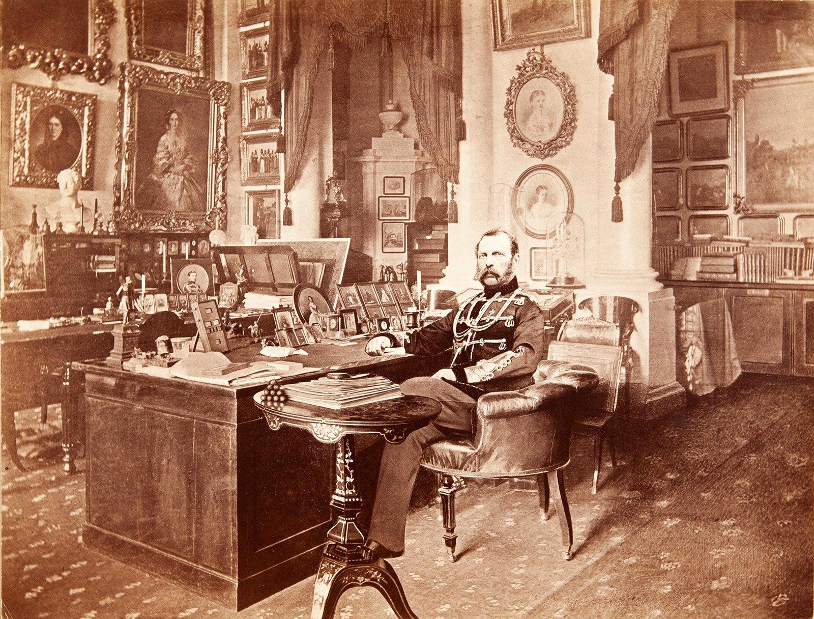Александр II в своём кабинете в Зимнем дворце. Фотограф С.Л. Левицкий