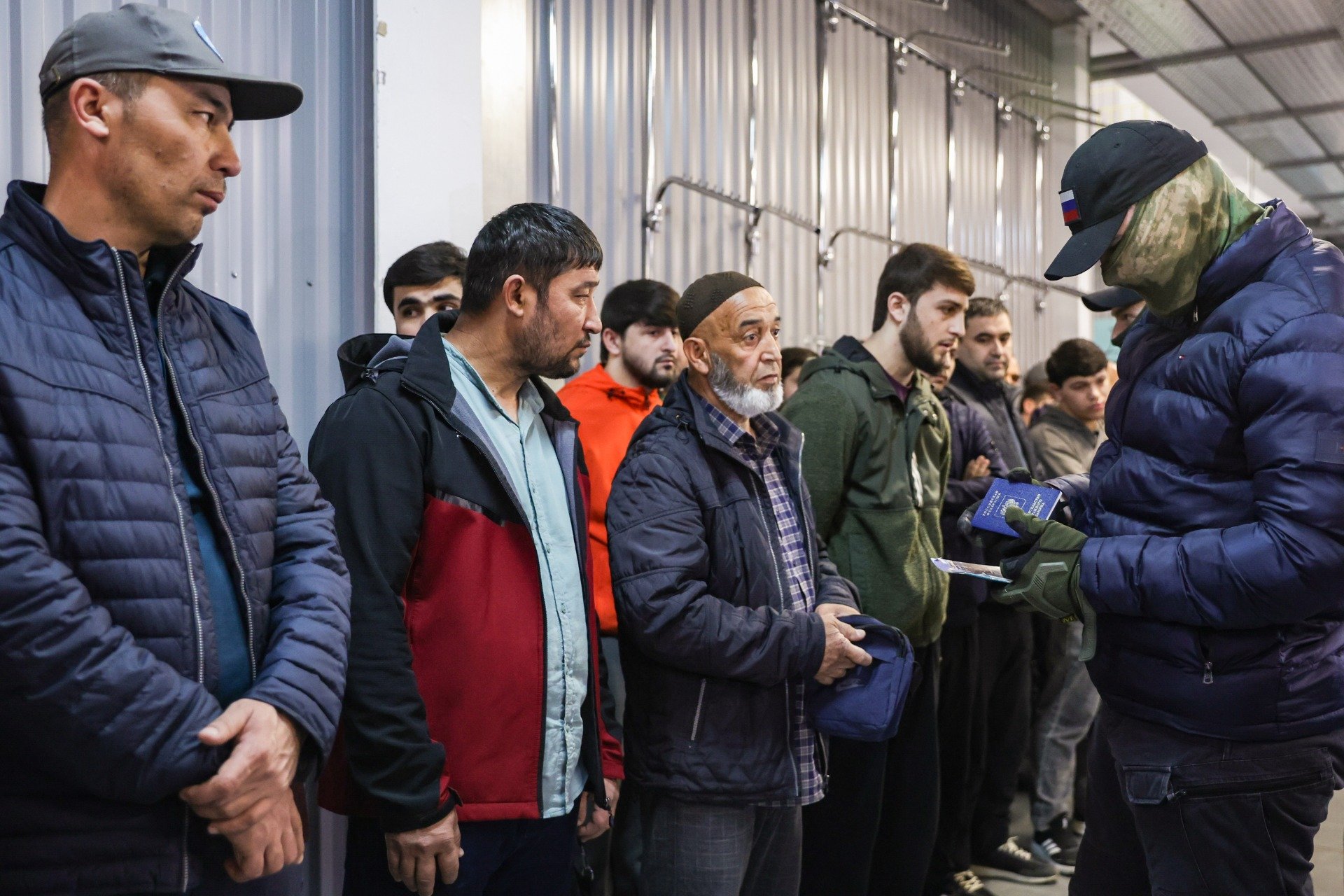Рейд по проверке документов воинского учета у мигрантов в Новосибирской области. Фото: Кирилл Кухмарь / ТАСС