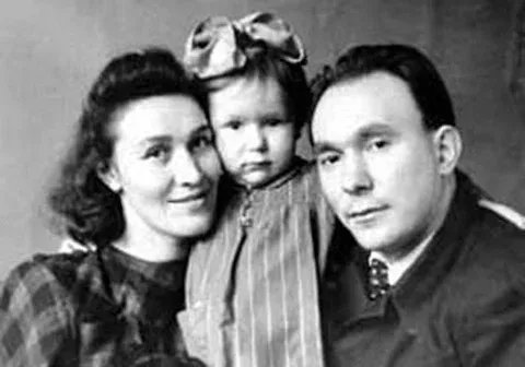 Александр Яковлев с женой Ниной и дочерью Наташей. Фото: архив