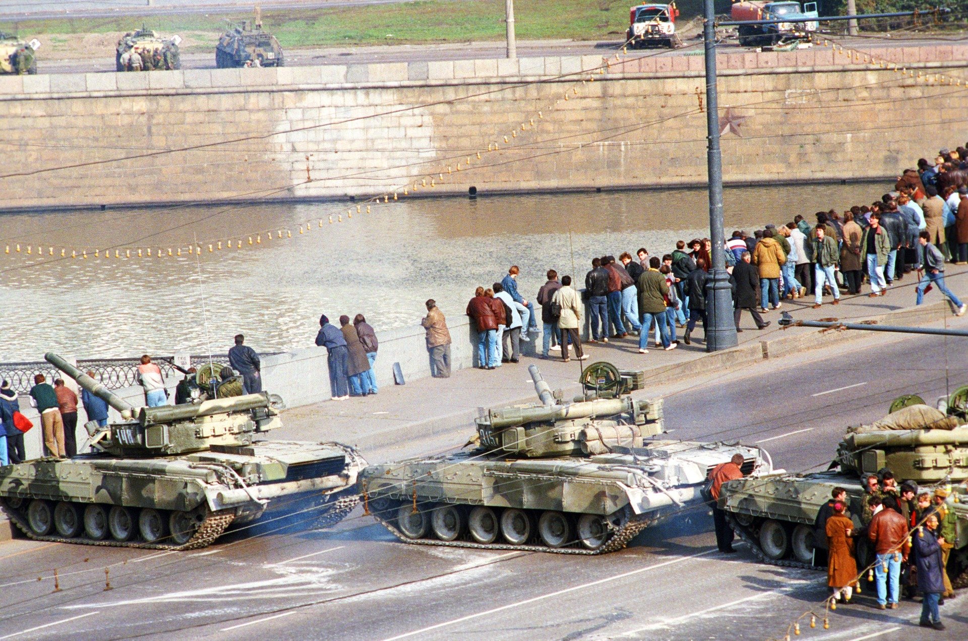 1993 год. Бронетехника на Новоарбатском мосту. Фото Валерий Христофоров / ИТАР-ТАСС