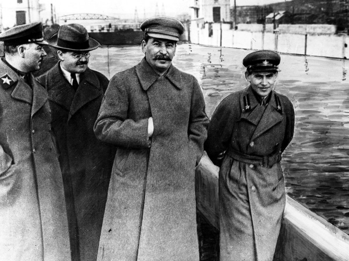 Ворошилов, Молотов, Сталин, нарком внутренних дел Ежов — еще до опалы. Архивное фото