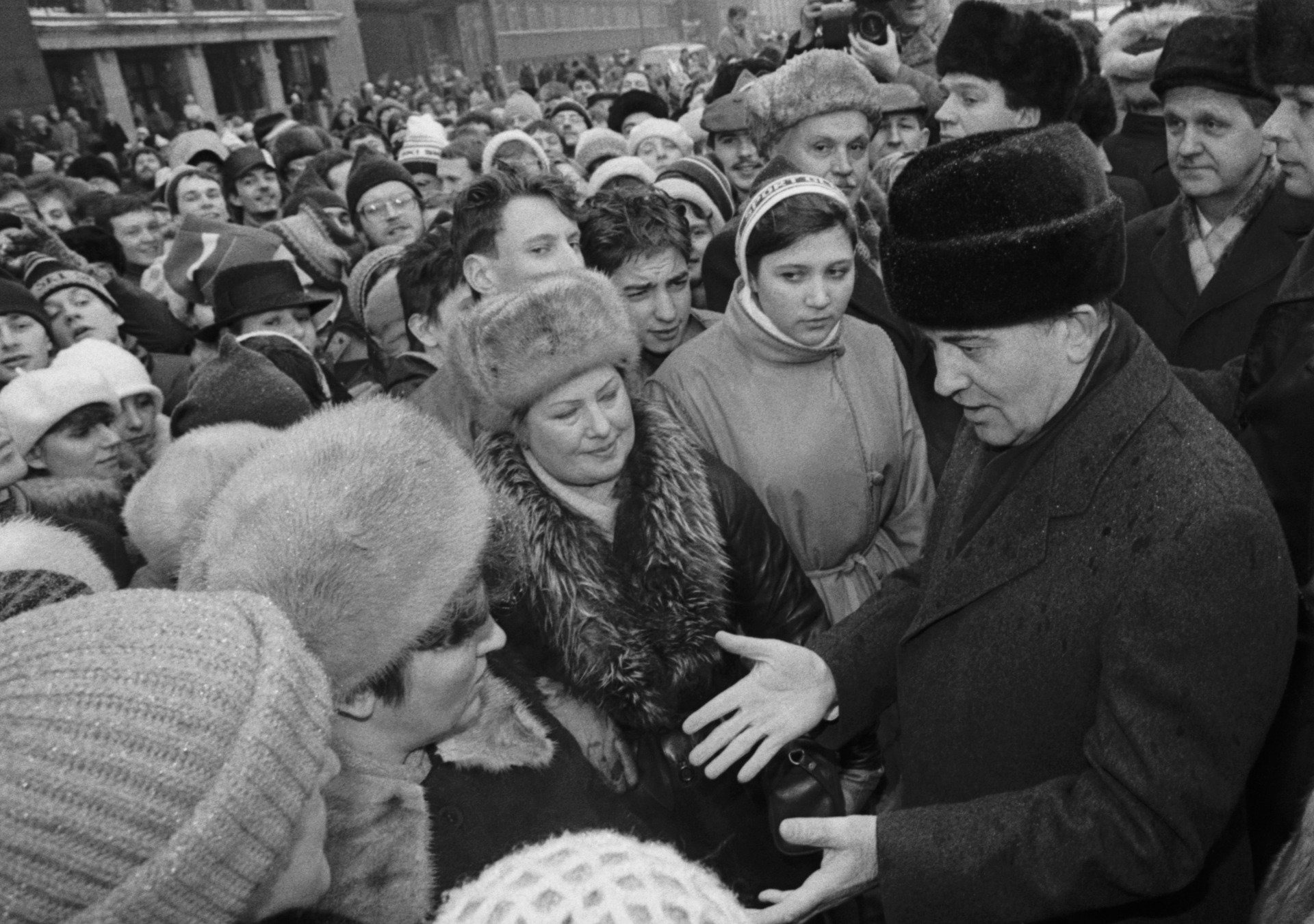 Михаил Горбачев во время встречи с жителями Риги. Фото: Юрий Лизунов, Александр Чумичев / ТАСС