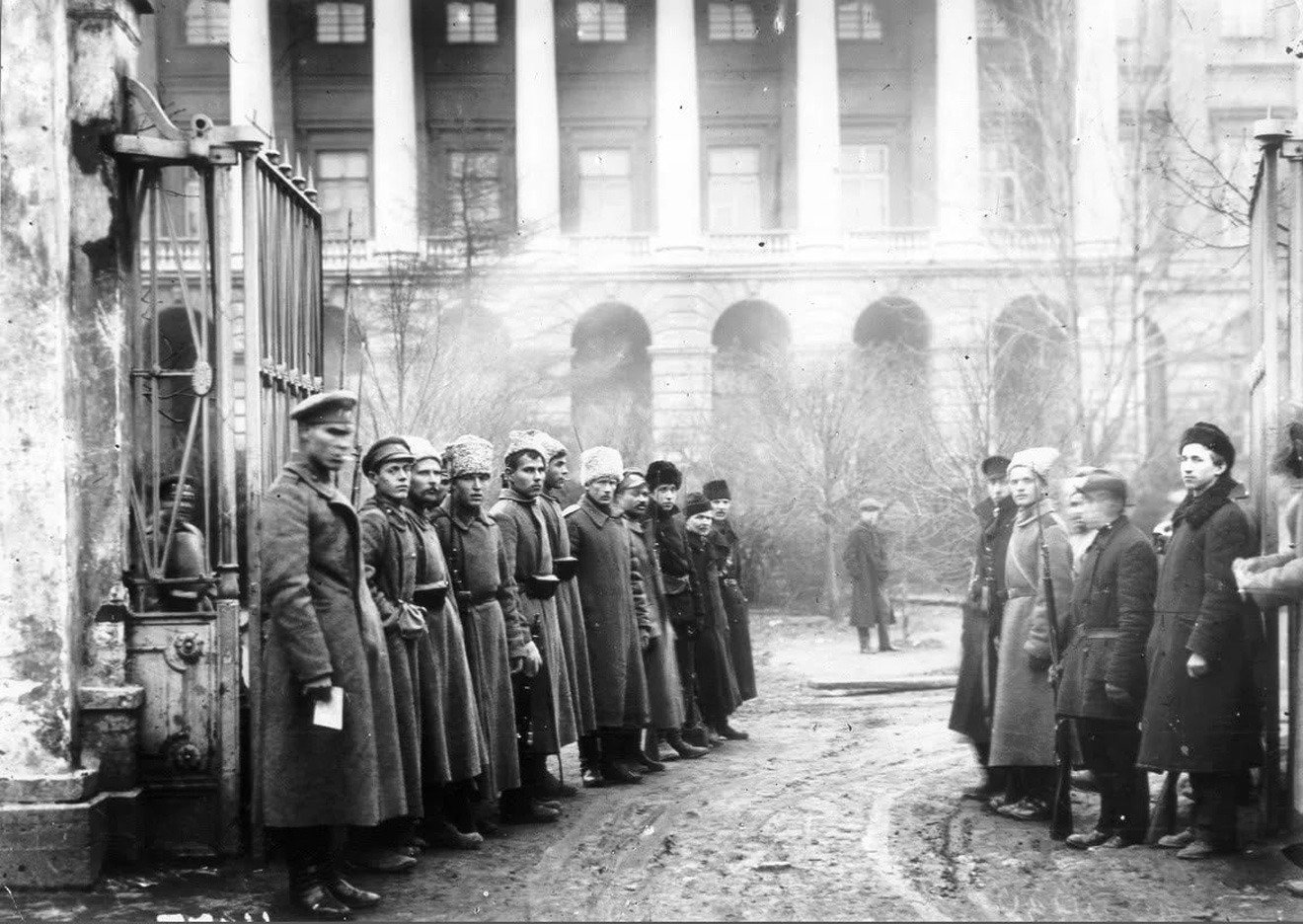 У ворот Смольного. Октябрь 1917 года. Фото: Яков Штейнберг