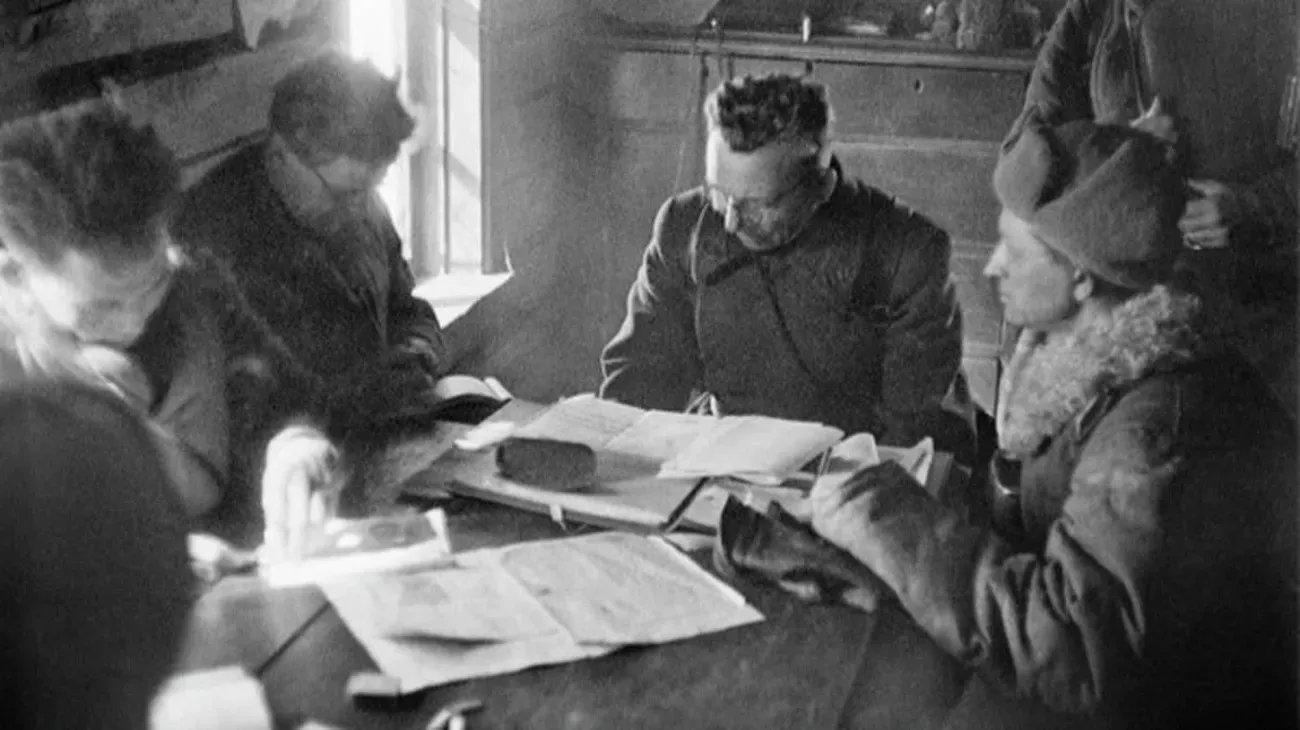 Писательская рота. Полковой комиссар Бауыржан Момышулы (крайний слева) и писатель Александр Бек (крайний справа) в штабе 19-го гвардейского стрелкового полка, 1941 год. Фото: Георгий Хомзор / РИА Новости