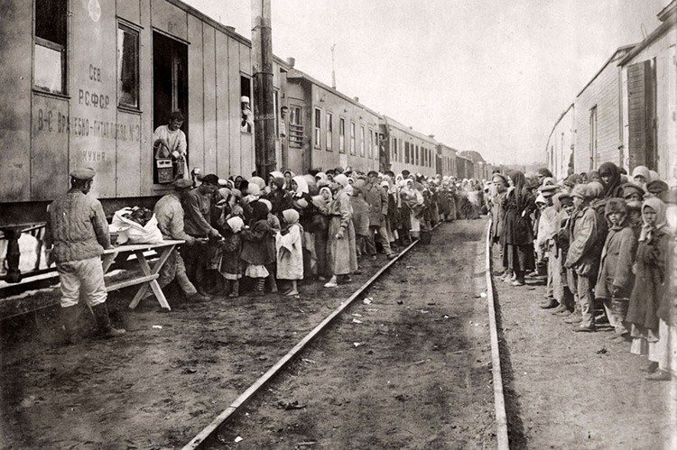 Толпа у врачебно-питательного поезда. Фото из архива