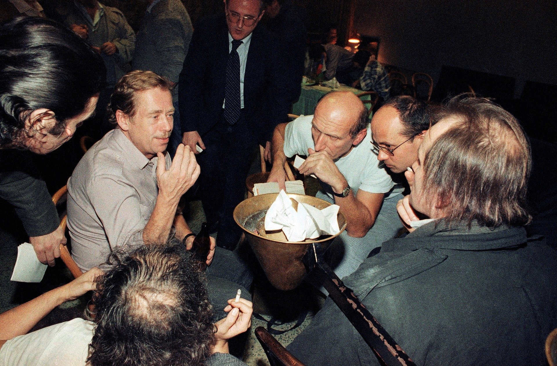 Вацлав Гавел с другими членами оппозиции, 1989 года. Фото: ASSOCIATED PRESS