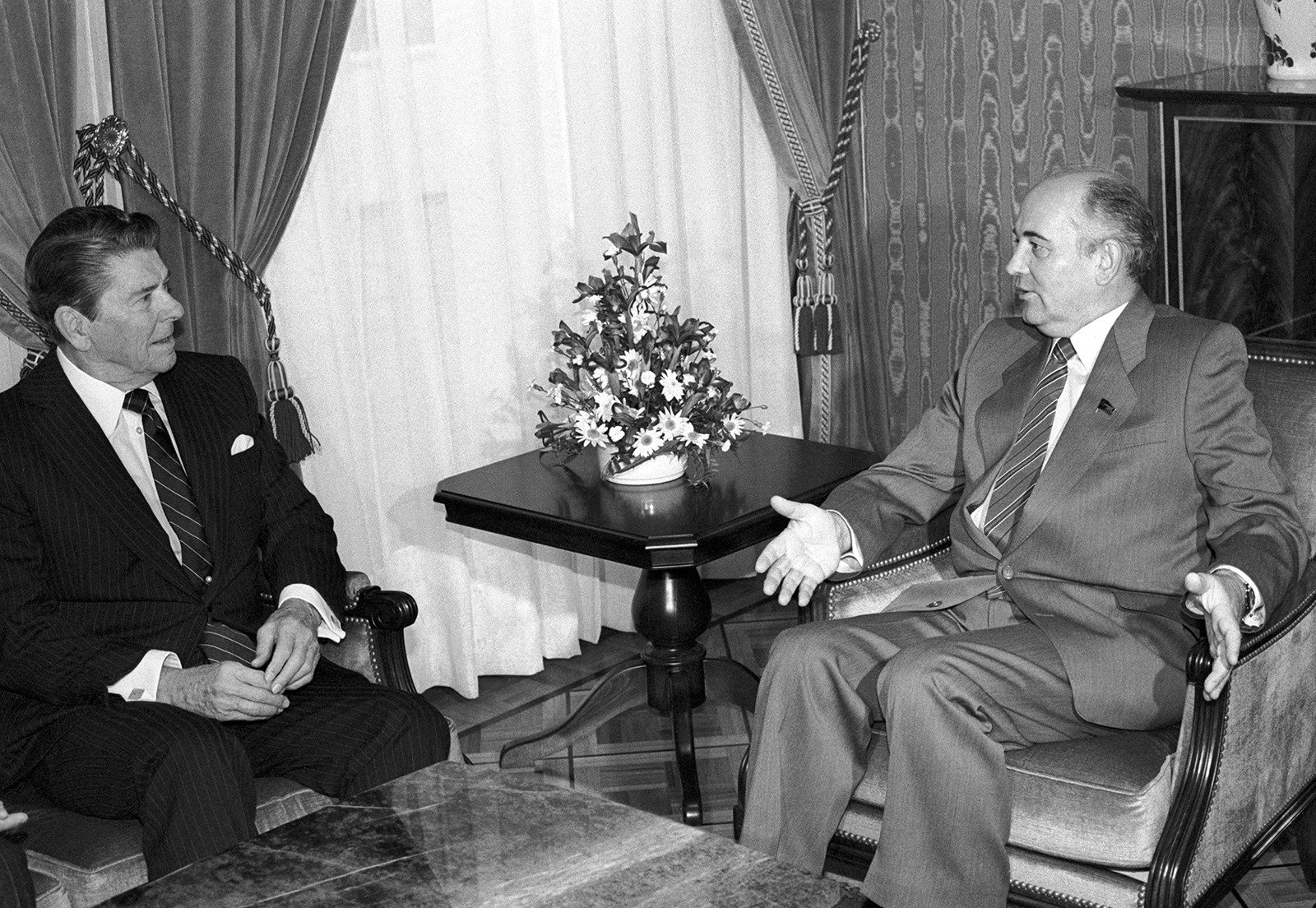 Рональд Рейган и Михаил Горбачев в Женеве, 1987 г. Фото: ТАСС