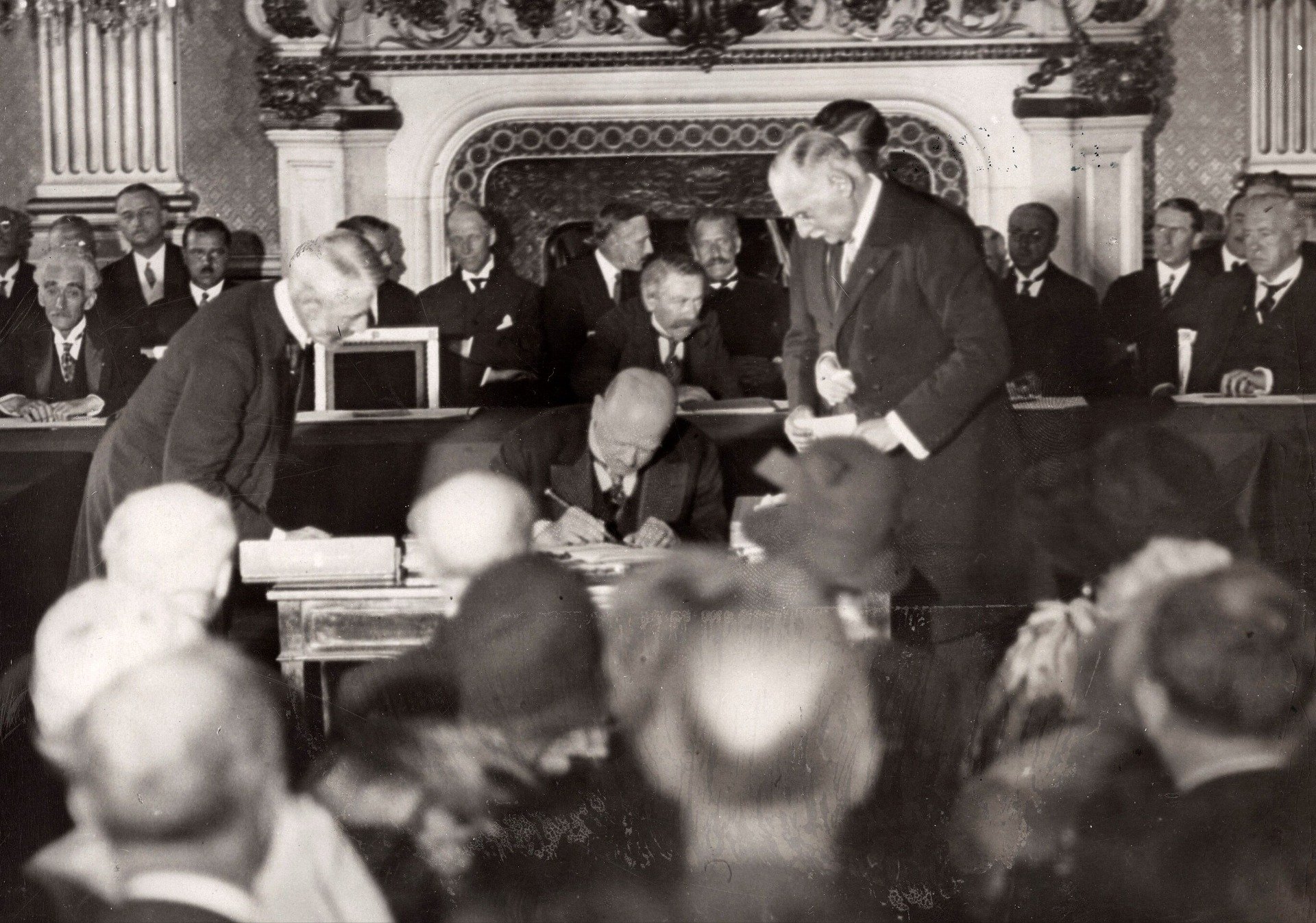 Подписание пакта Келлога немцем Густавом Штреземаном, 1928 год. Фото: архив
