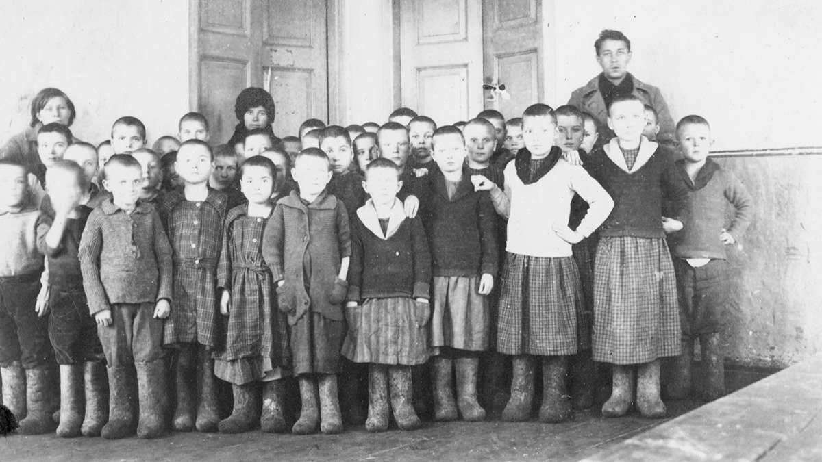 Воспитанники детского дома в валенках, изготовленных в квакерских мастерских. Архивное фото
