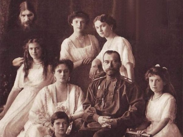 Григорий Распутин в окружении царской семьи. Архивное фото