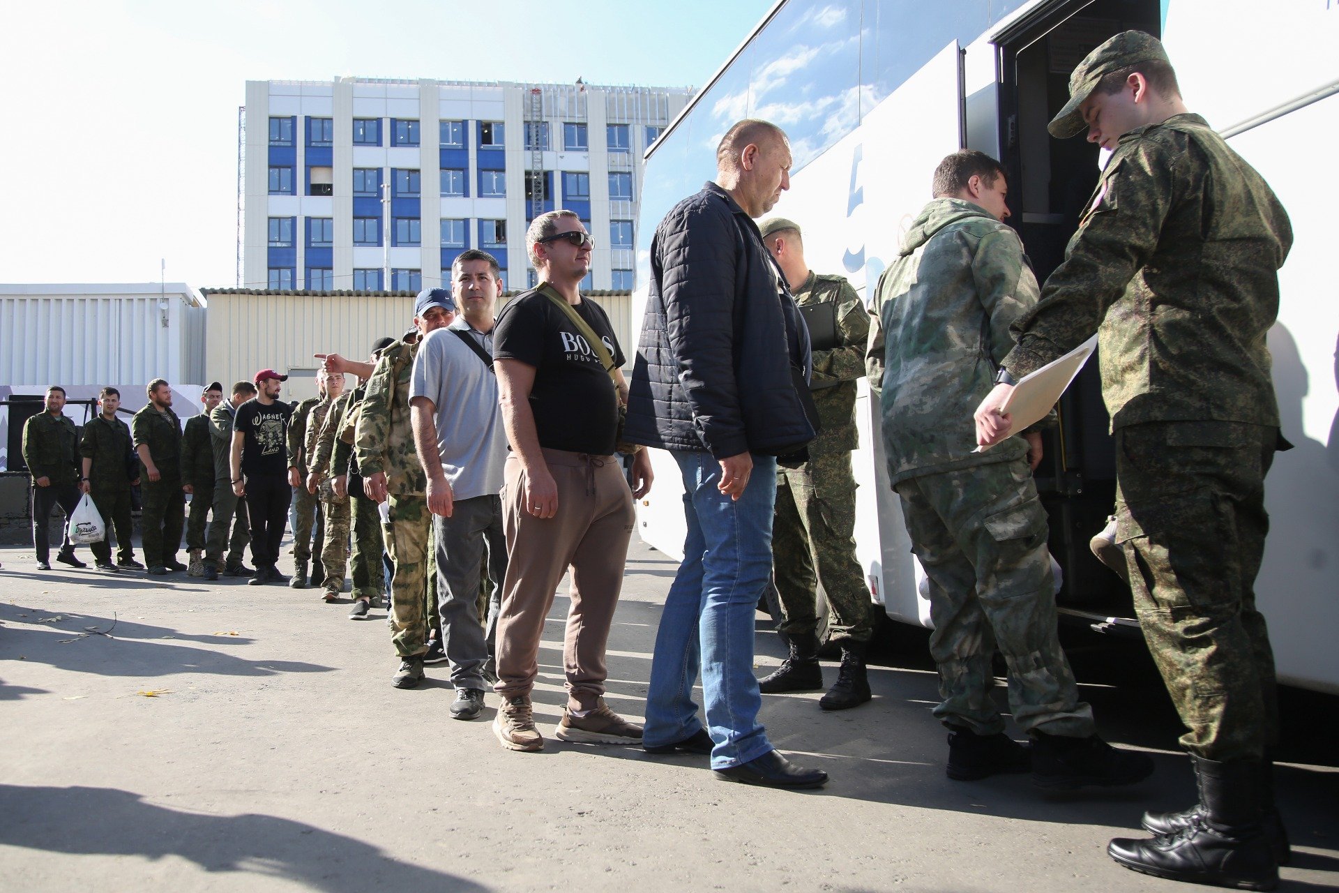 Единый пункт отбора на военную службу по контракту в Москве. Фото: Роман Балаев / ТАСС
