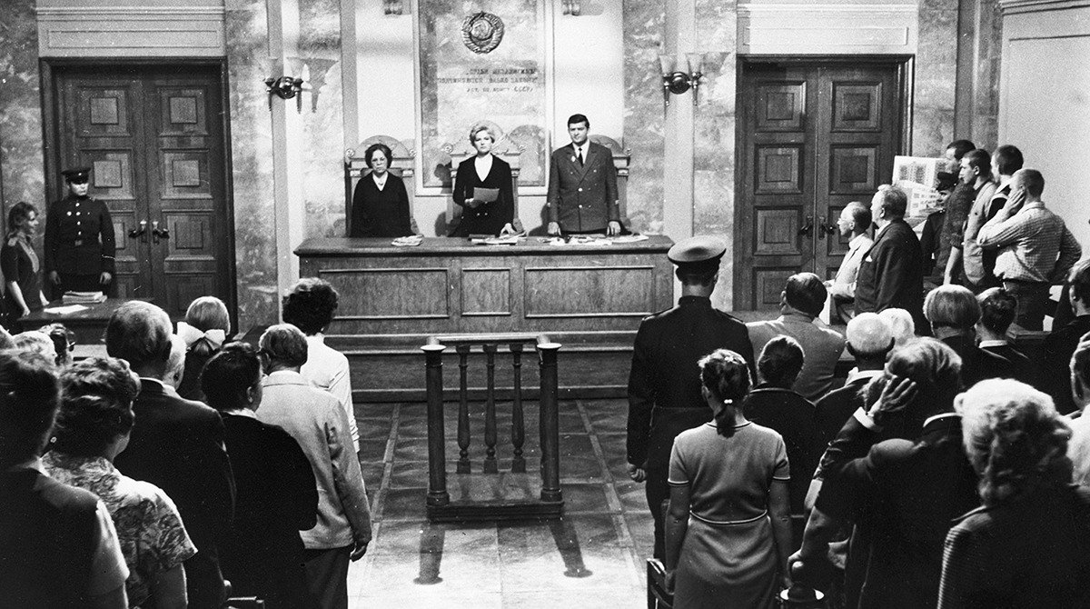 Судебный процесс в СССР (кадр из к/ф «Обвиняются в убийстве»)