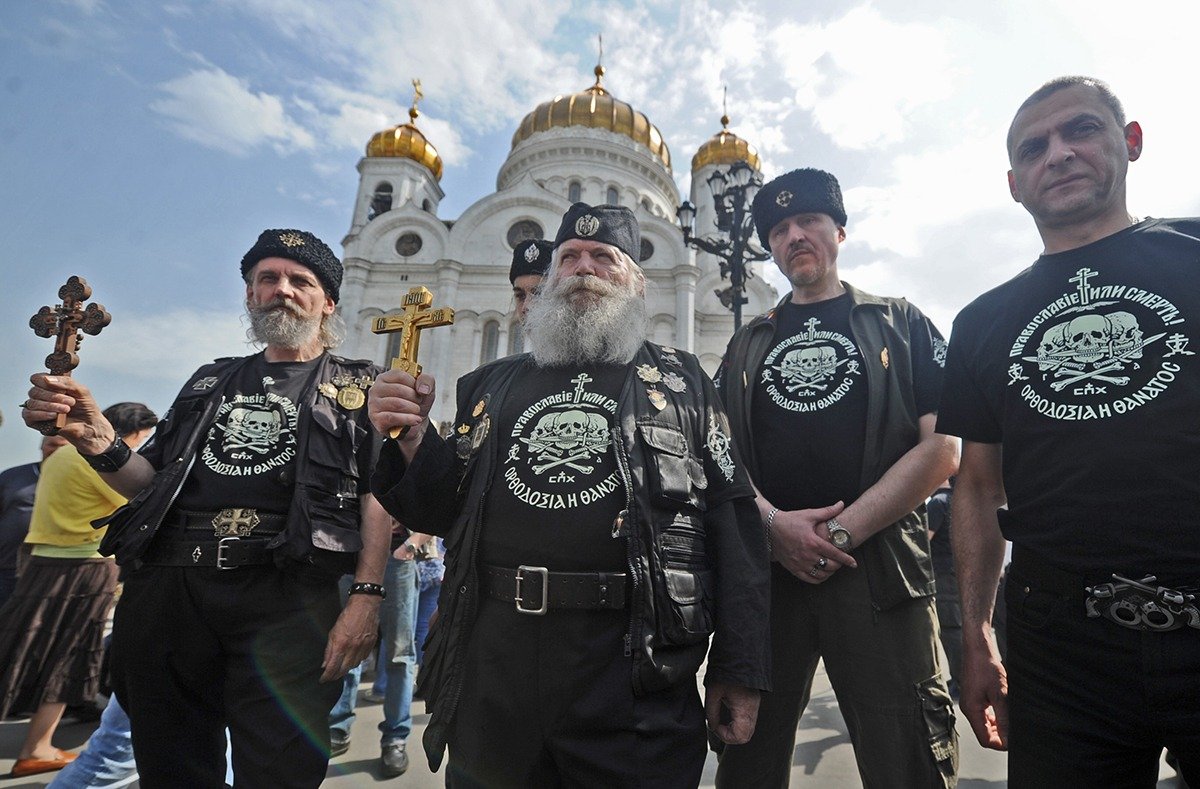 Представители «Союза православных хоругвеносцев» во время акции в поддержку Pussy Riot. Фото: Александра Мудрац/ТАСС