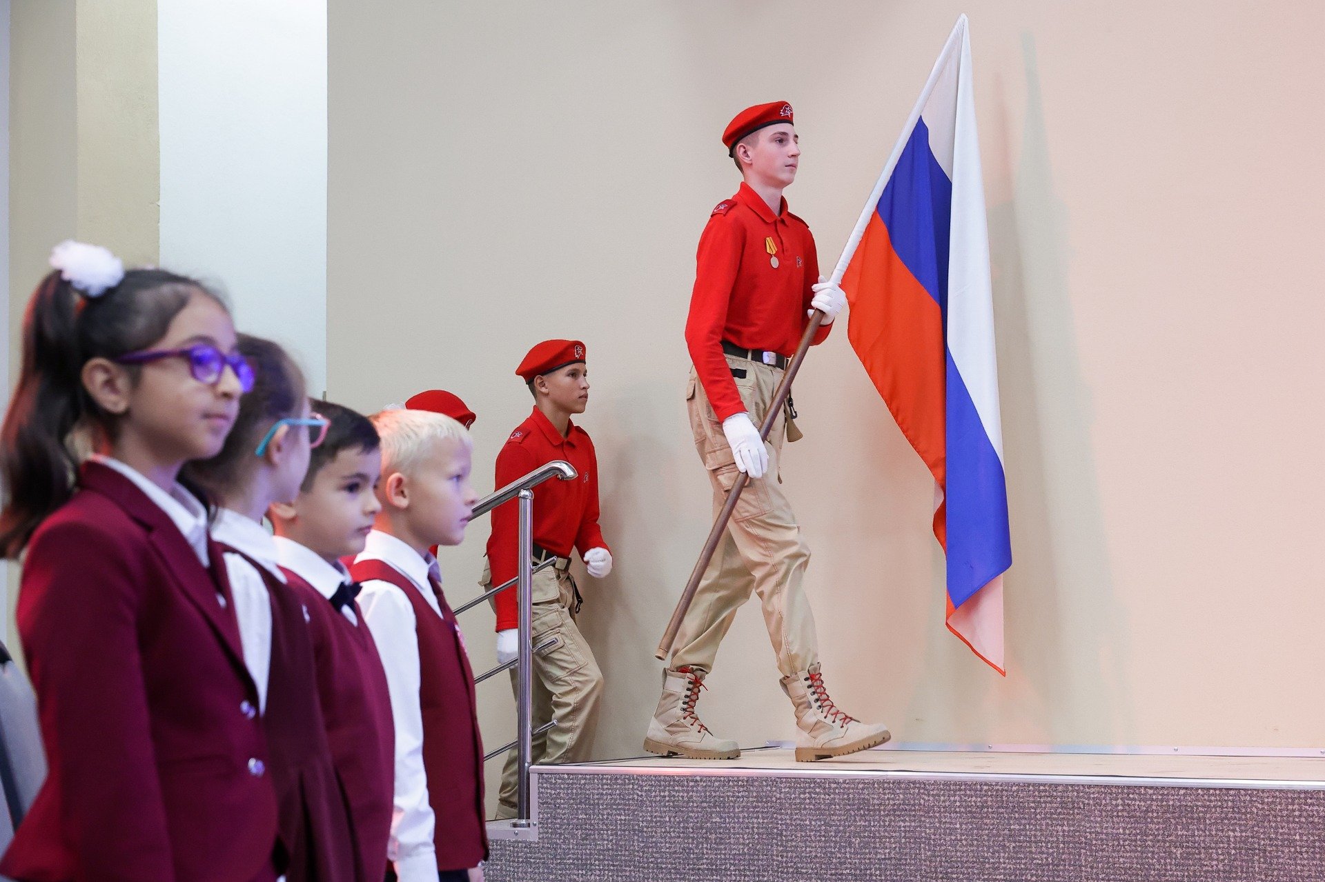Церемония поднятия флага России во время линейки в День знаний. Фото: Донат Сорокин / ТАСС