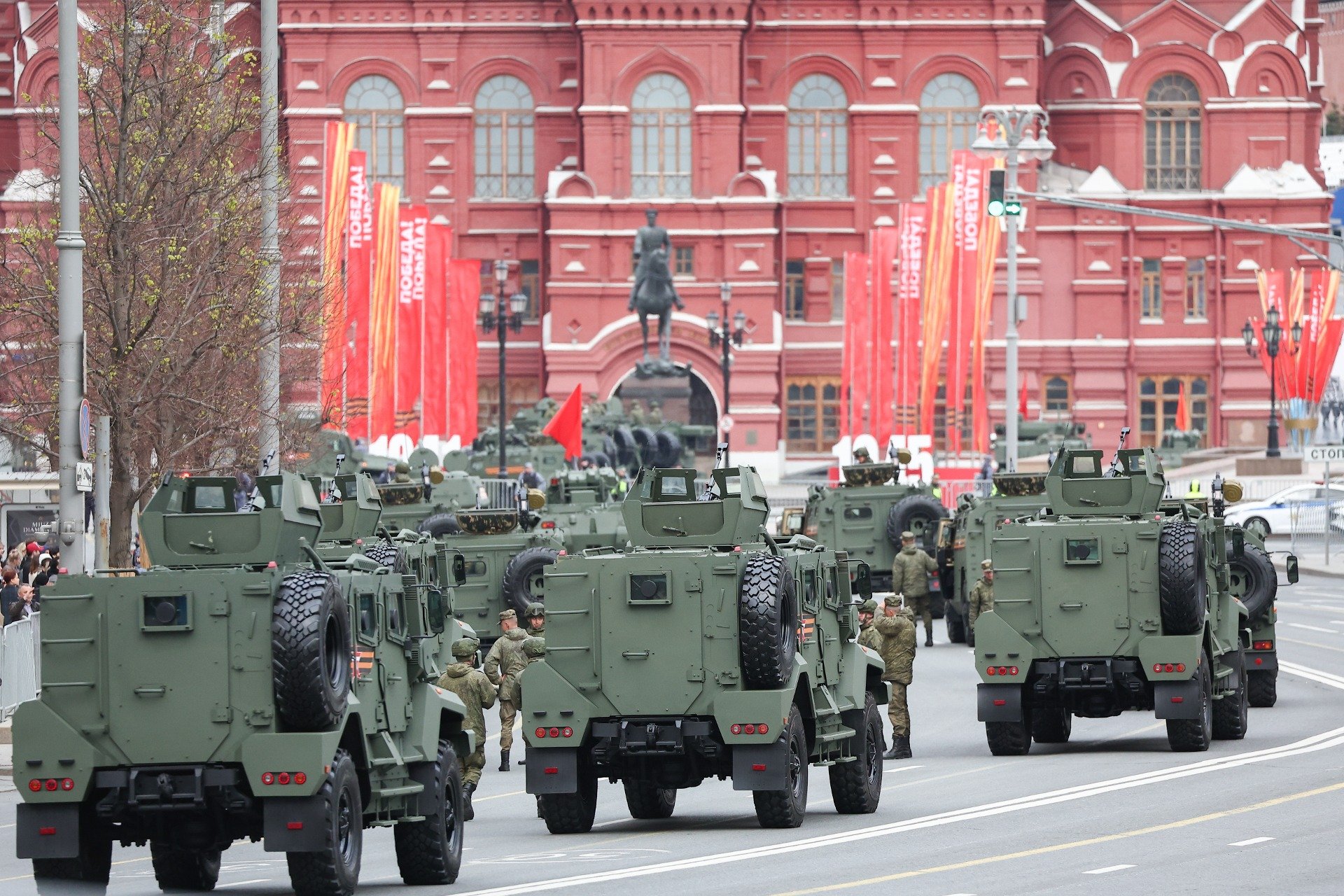 Проезд военной техники перед репетицией Парада Победы в Москве. Фото: Сергей Булкин / ТАСС