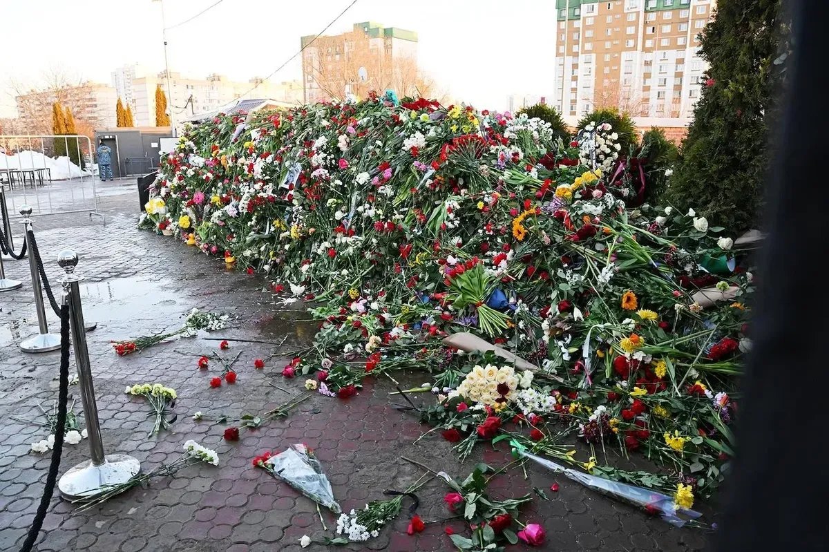 Курган из цветов на могиле Алексея Навального. Фото: соцсети