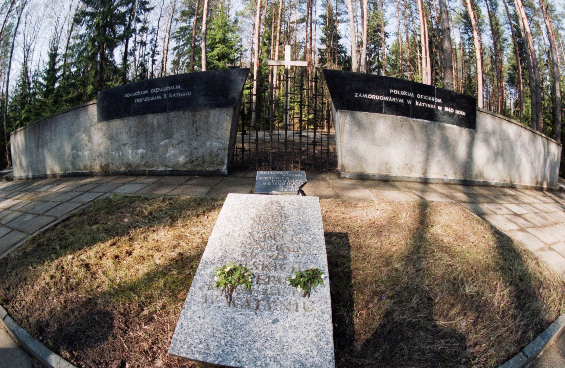 Мемориал польским офицерам, погибшим в Катыни в 1940 году. Фото: Борис Кавашкин / Фотохроника ТАСС