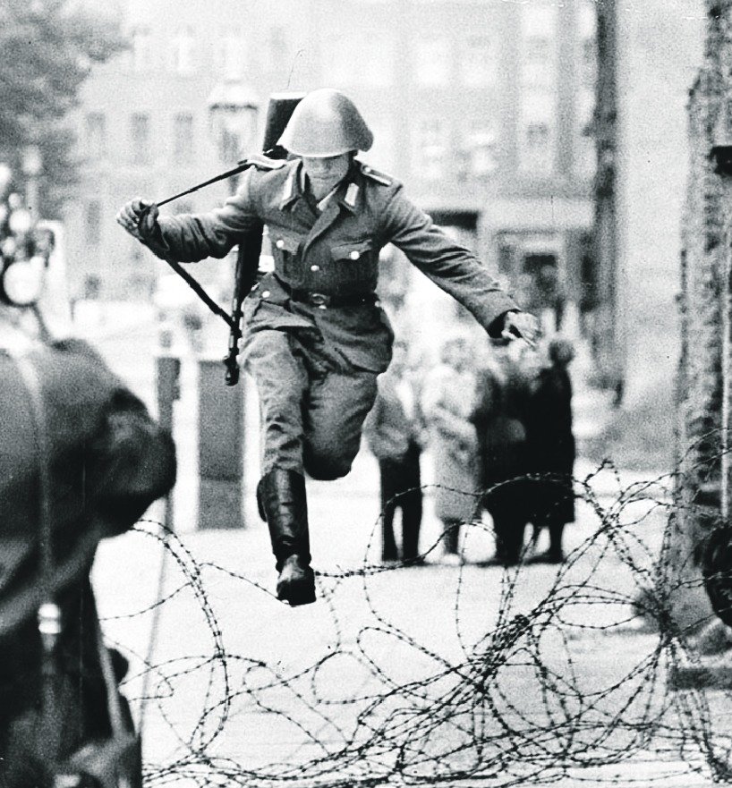 «Голосовать ногами», на самом деле, восточные немцы начали еще в шестидесятых». 15 августа 1961 года. Легендарный прыжок 19-летнего военнослужащего Конрада Шумана из Восточного Берлина в Западный. Фото: Петер Ляйбинг