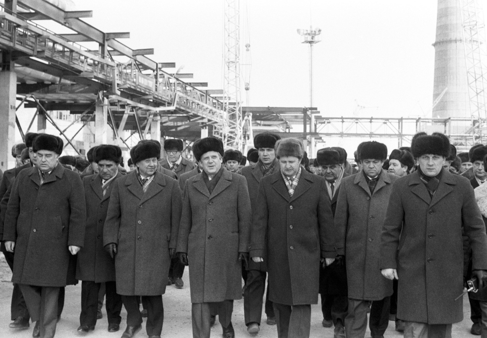 Николай Рыжков во время посещения газоперерабатывающего комбината. Фото: Виктор Будан / Фотохроника ТАСС