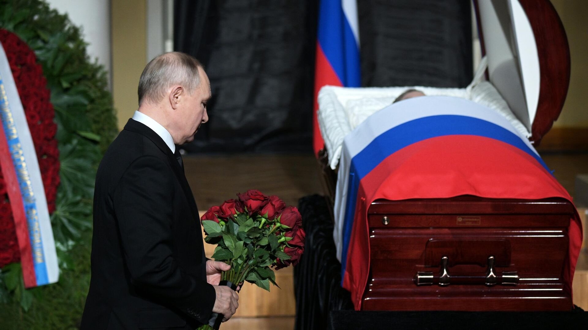 Путин на прощание с Лебедевым. Фото: РИА Новости