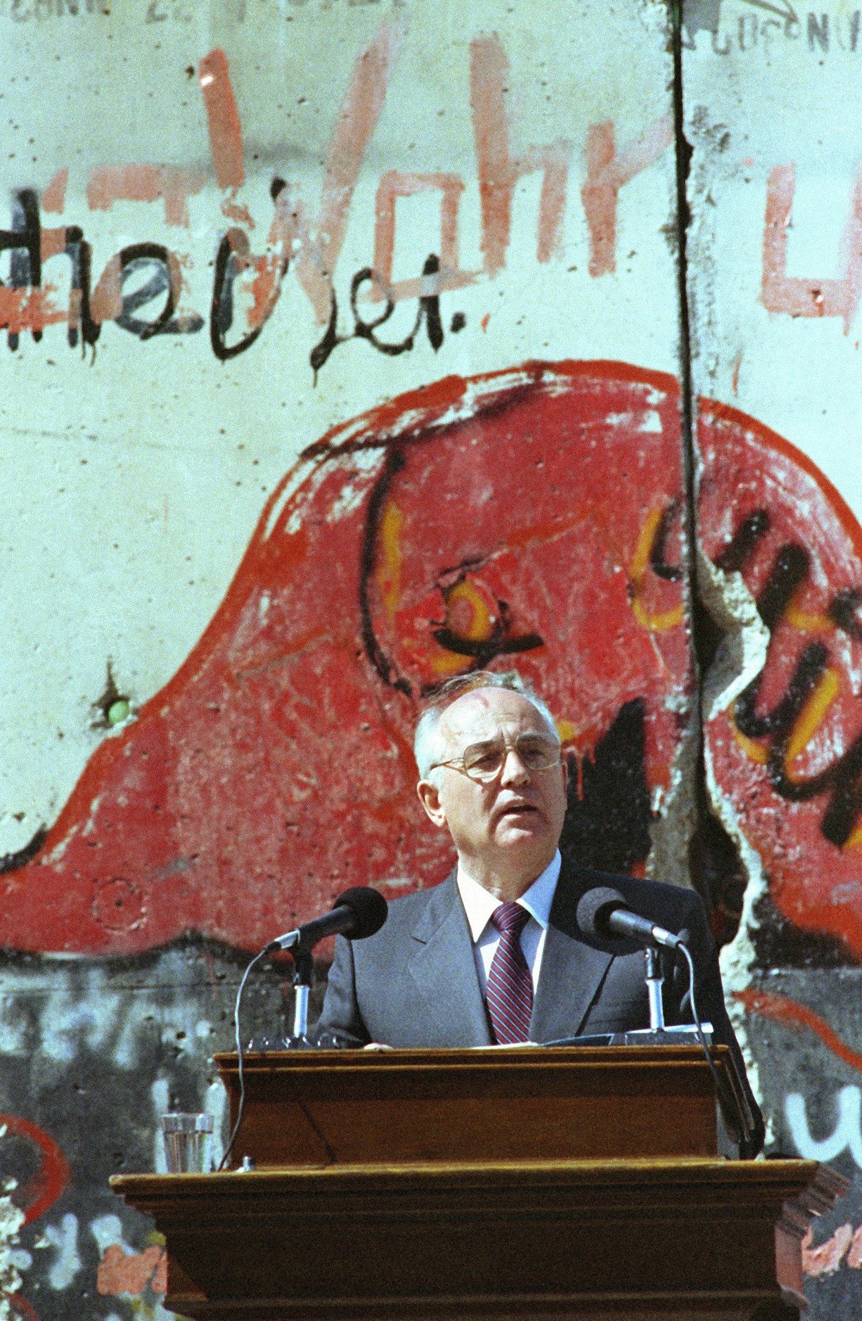 Михаил Горбачев на фоне Берлинской стены. Фото: ASSOCIATED PRESS