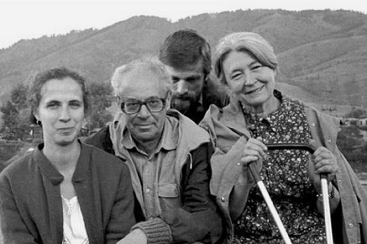 Зоя Светова, Феликс Светов, Виктор Дзядко, Зоя Крахмальникова на Алтае, 1986 год. Фото из семейного архива