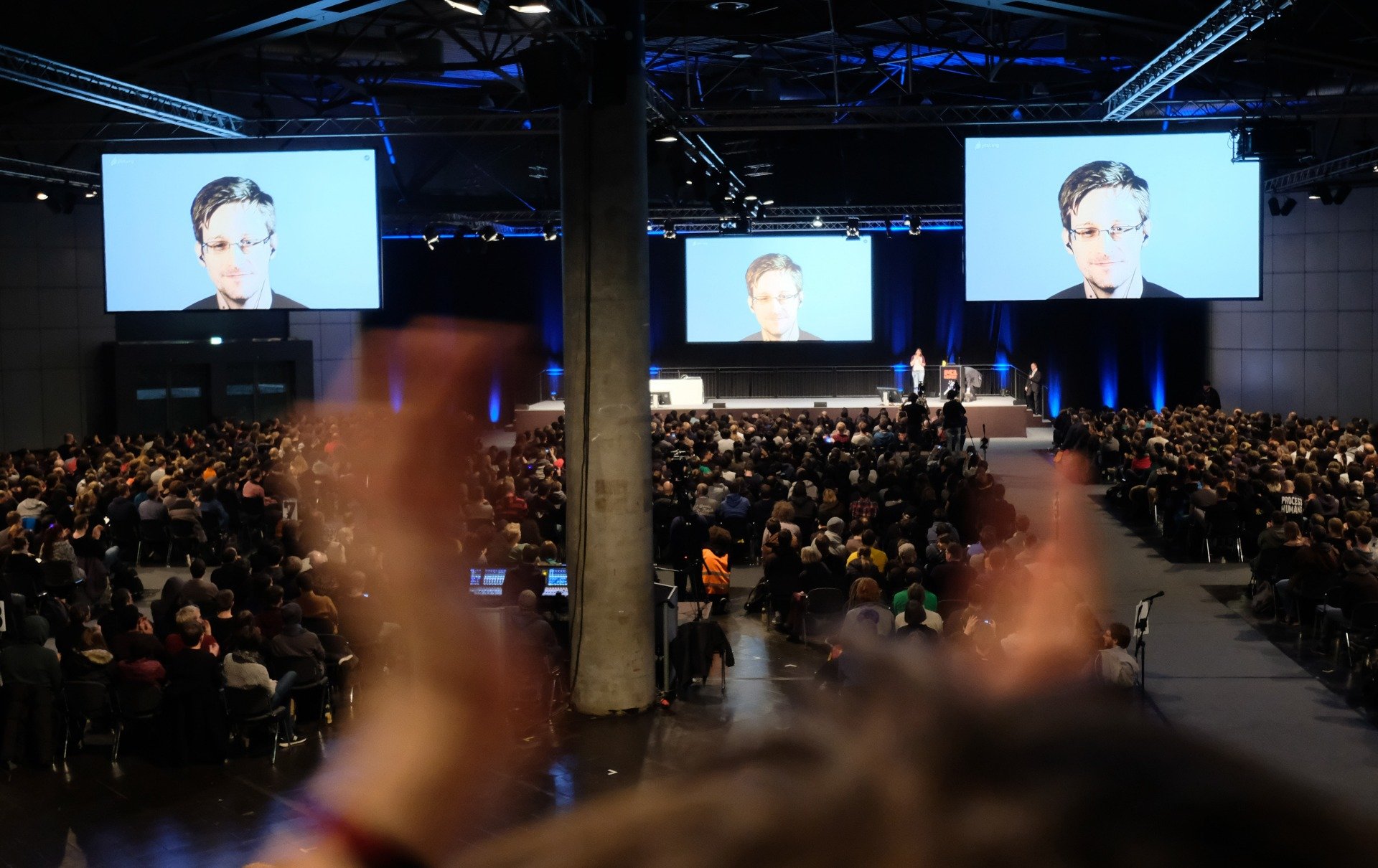 Эдвард Сноуден на ежегодной конференции хакеров Chaos Communication Congress в Лейпциге. Фото: DPA / TASS