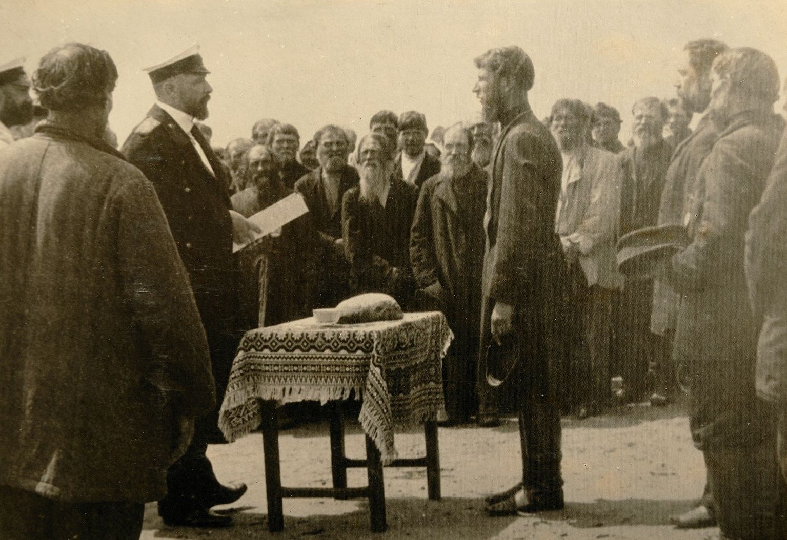 Столыпин принимает рапорт от волостного старшины в селе Пристанном. Архивное фото