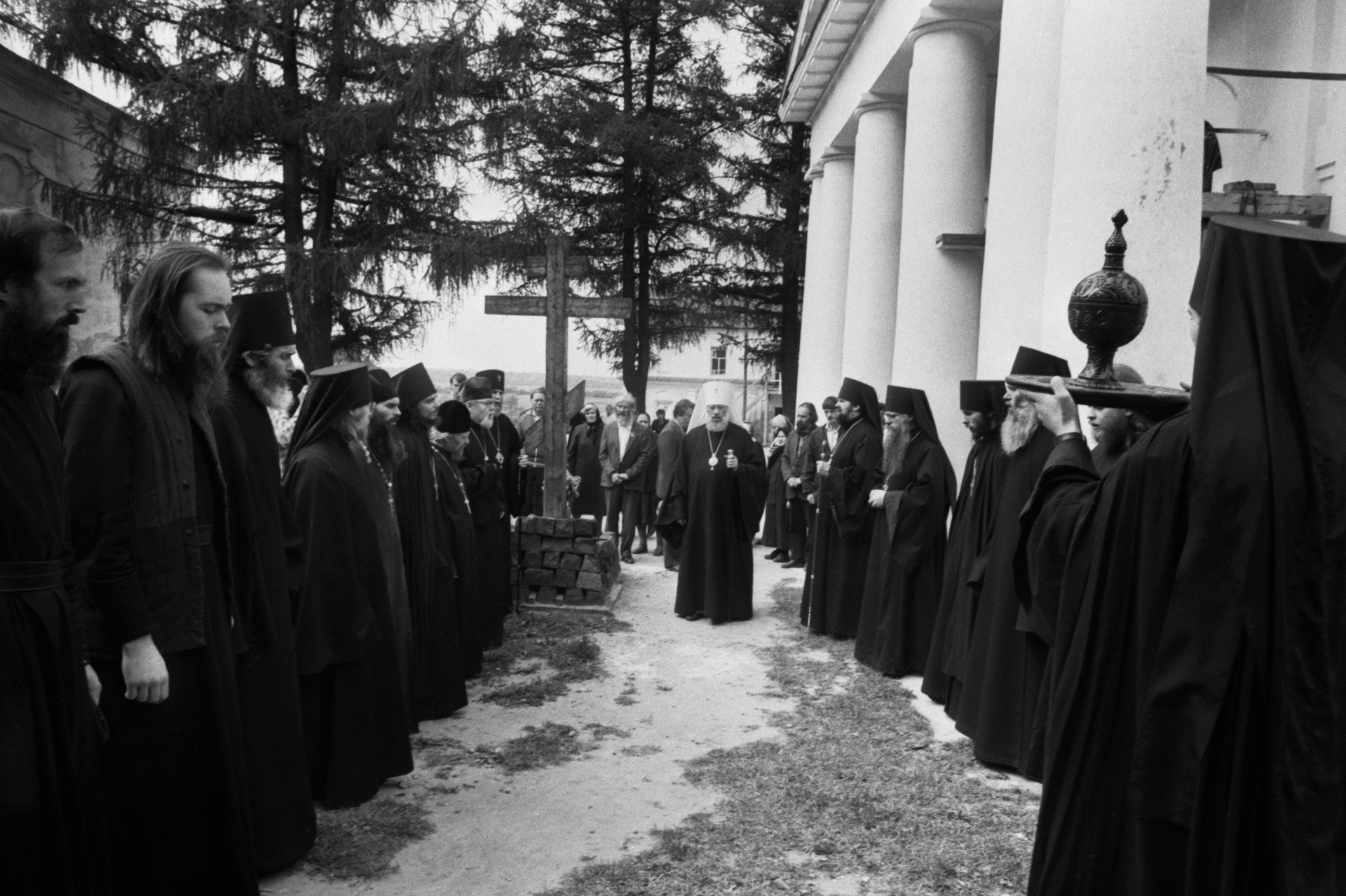 Оптина Пустынь. Священнослужители у могилы оптинских старцев, 1989 год. Фото: Дик Рудольф / Фотохроника ТАСС