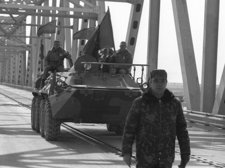 Пешая прогулка генерала Громова через амударьинский мост в Термезе. Фото из архива