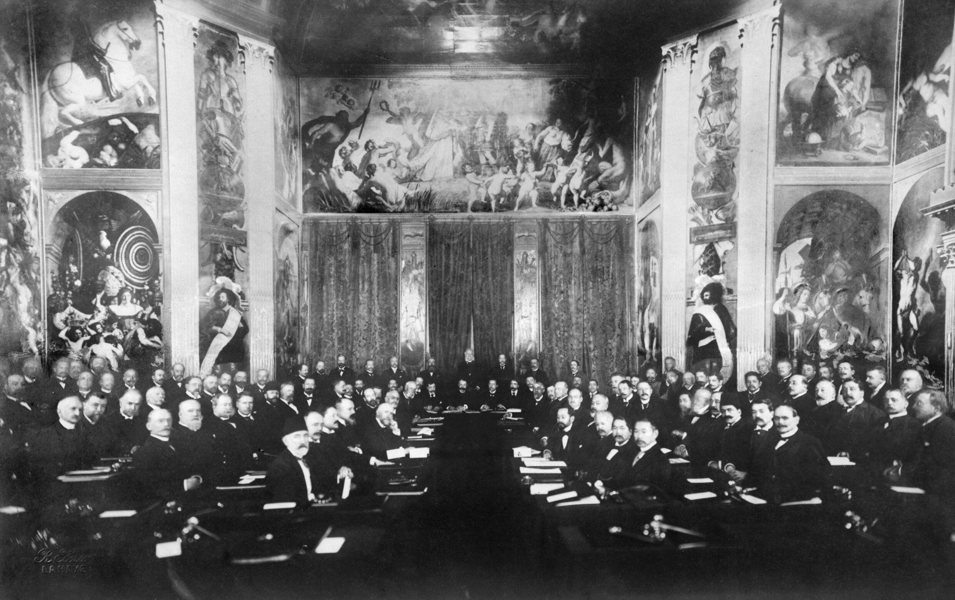 Первая Гаагская конференция 1899 года, заседание в оранжевом зале дворца Хюистен Бош. Фото: архив