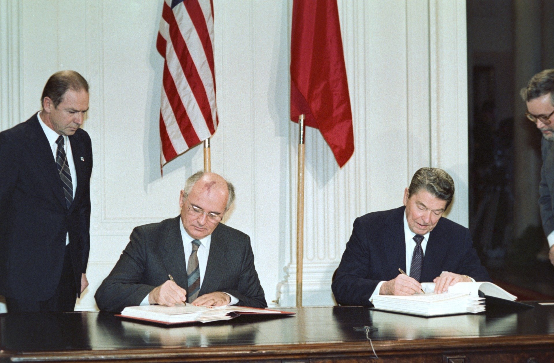 1987 год. Михаил Горбачев и Рональд Рейган во время подписания Договора о ликвидации ракет средней и меньшей дальности. Фотохроника ТАСС