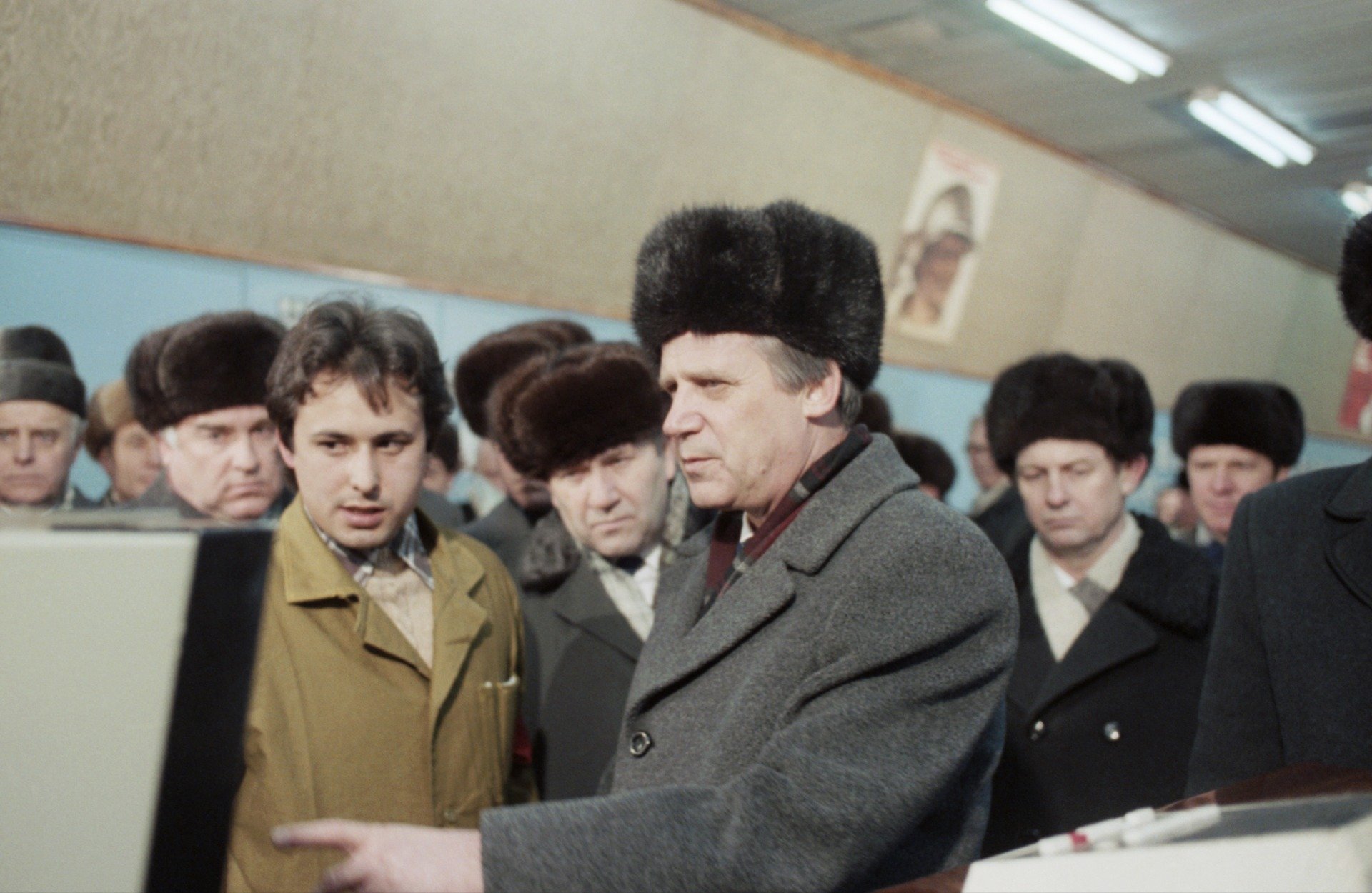 Николай Рыжков во время посещения Оренбургского гелиевого завода. Фото: Виктор Будан, Алексей Поддубный / Фотохроника ТАСС