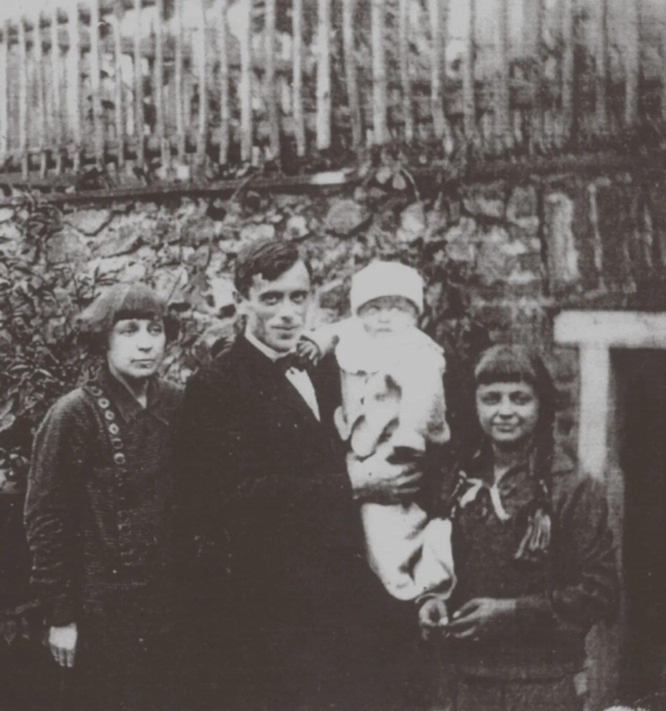 Марина Цветаева и Сергей Эфрон с дочерью Ариадной и сыном Георгием. Фото из открытых источников