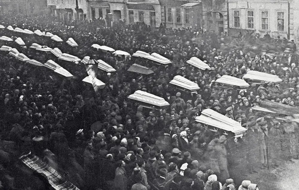 Петроград, 1917. Похороны жертв февральской революции. Архивное фото