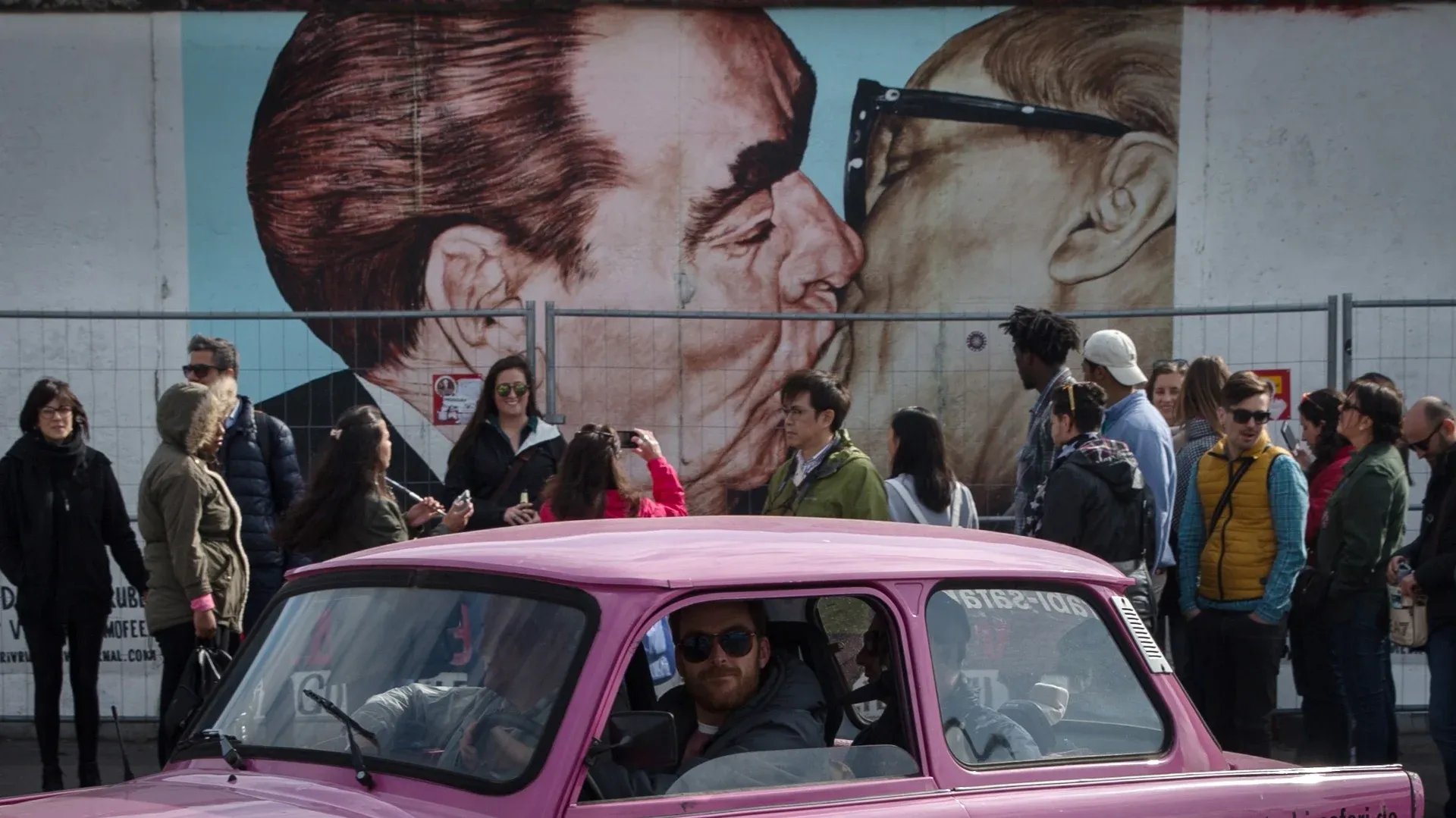 Фрагмент Берлинской стены вдоль улицы Мюленштрассе — знаменитый поцелуй Брежнева и Хонекера. Фото: Станислав Красильников / ТАCC