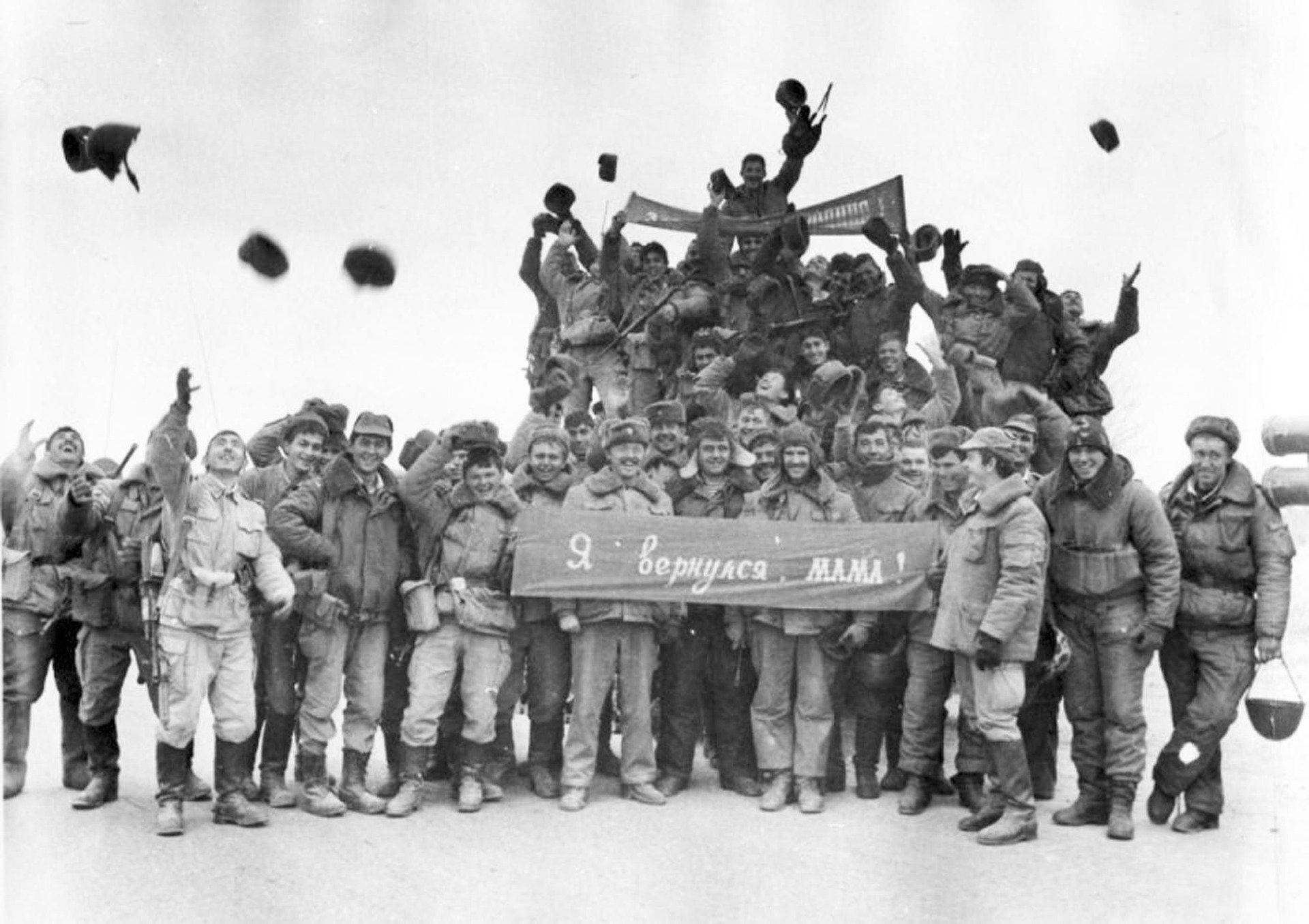 Советские солдаты возвращаются из Афганистана. Архивное фото