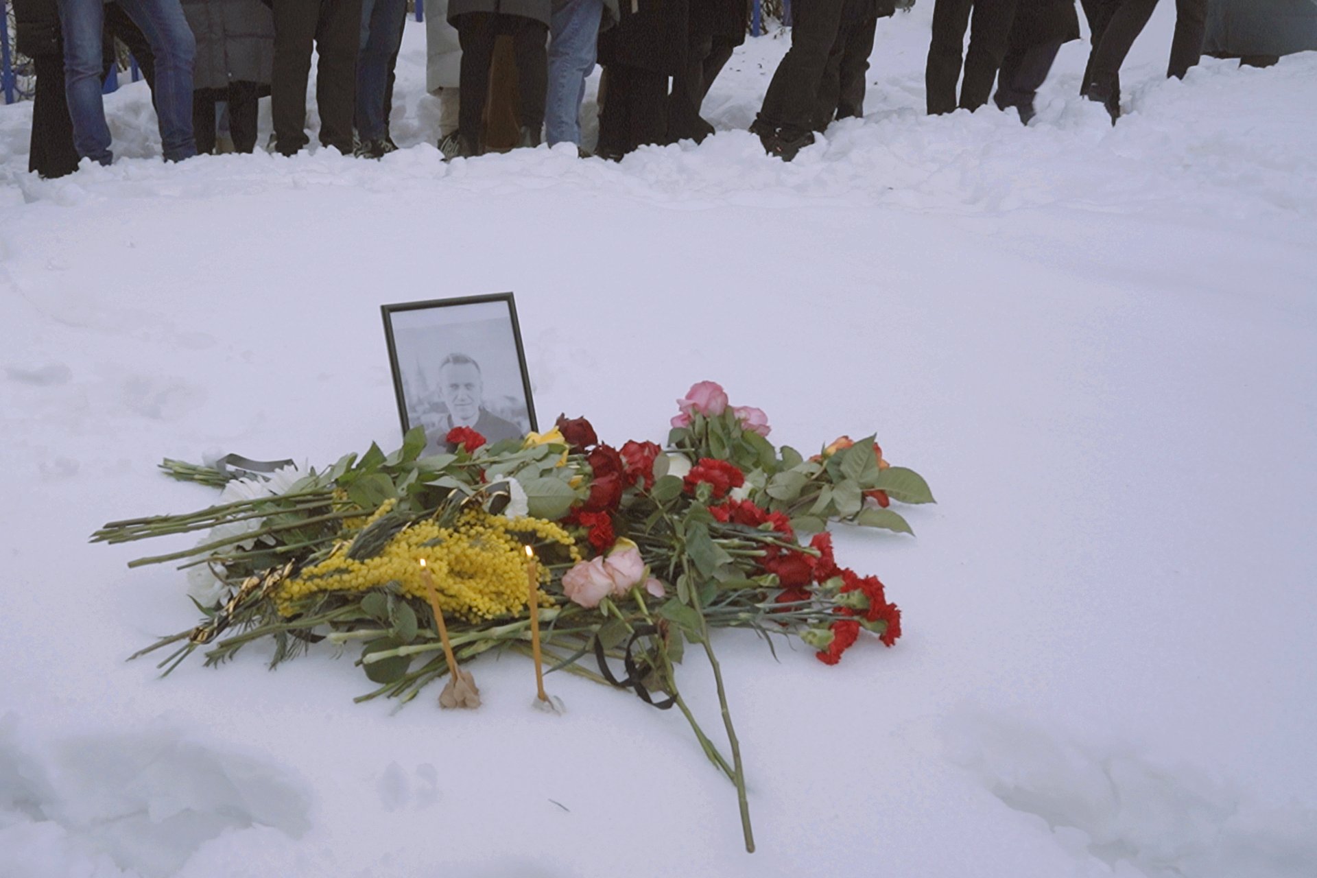 Похороны Алексея Навального. Стихийный мемориал по дороге на кладбище. Фото: Диана Григорьева
